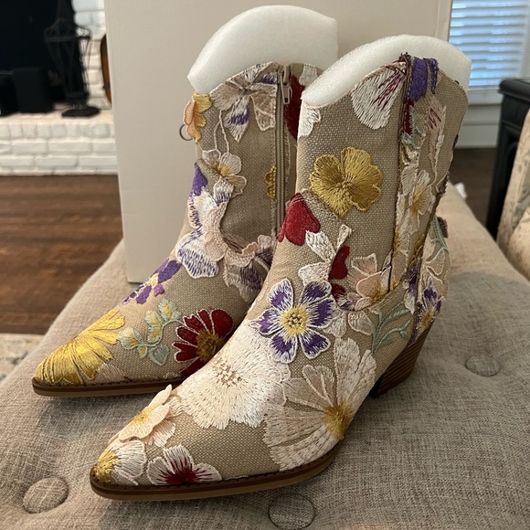 New Oasis Society Floral Embroidered Women's Boots 8.5 8 1/2 Wanda - Picture 3 of 4